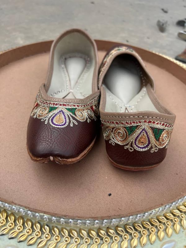 PIND POPPERS Women’s Traditional Ethnic Embroidered Jutti – Handcrafted Punjabi Footwear for Weddings, Festive, and Casual Wear Brown