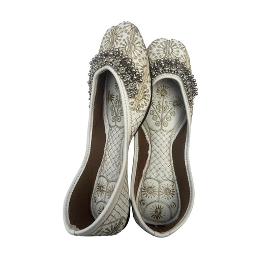 PIND POPPERS White & Gold Embroidered Jutti for Women | Handcrafted Ethnic Punjabi Mojari with Silver Bead Detailing | Perfect for Weddings