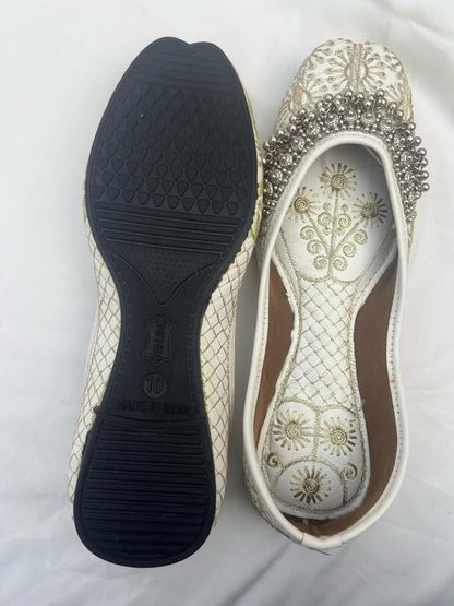 PIND POPPERS White & Gold Embroidered Jutti for Women | Handcrafted Ethnic Punjabi Mojari with Silver Bead Detailing | Perfect for Weddings
