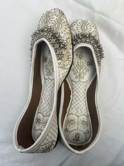 PIND POPPERS White & Gold Embroidered Jutti for Women | Handcrafted Ethnic Punjabi Mojari with Silver Bead Detailing | Perfect for Weddings