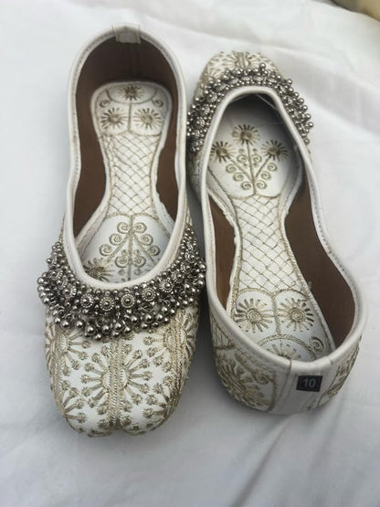 PIND POPPERS White & Gold Embroidered Jutti for Women | Handcrafted Ethnic Punjabi Mojari with Silver Bead Detailing | Perfect for Weddings