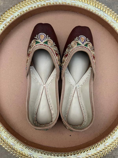 PIND POPPERS Women’s Traditional Ethnic Embroidered Jutti – Handcrafted Punjabi Footwear for Weddings, Festive, and Casual Wear Brown
