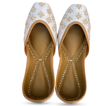 PIND POPPERS Women’s Traditional Ethnic Embroidered Jutti – Handcrafted Punjabi Footwear for Weddings, Festive, and Casual Wear White