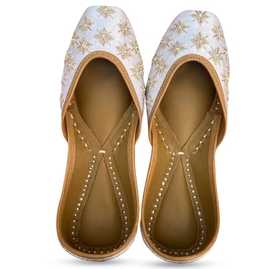 PIND POPPERS Women’s Traditional Ethnic Embroidered Jutti – Handcrafted Punjabi Footwear for Weddings, Festive, and Casual Wear White