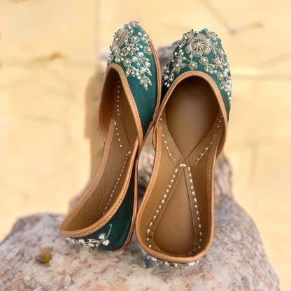 PIND POPPERS Women’s Traditional Ethnic Embroidered Jutti – Handcrafted Punjabi Footwear for Weddings, Festive, and Casual Wear Green