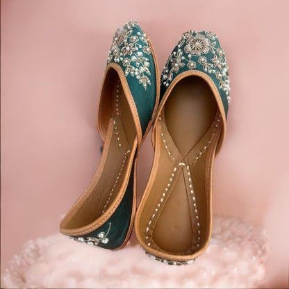 PIND POPPERS Women’s Traditional Ethnic Embroidered Jutti – Handcrafted Punjabi Footwear for Weddings, Festive, and Casual Wear Green