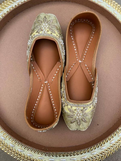 PIND POPPERS Handmade Traditional Punjabi Jutti – Authentic Ethnic Footwear for Women | Comfortable, Stylish, & Versatile Juttis for Every Occasion Golden