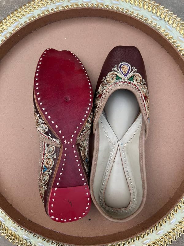 PIND POPPERS Women’s Traditional Ethnic Embroidered Jutti – Handcrafted Punjabi Footwear for Weddings, Festive, and Casual Wear Brown