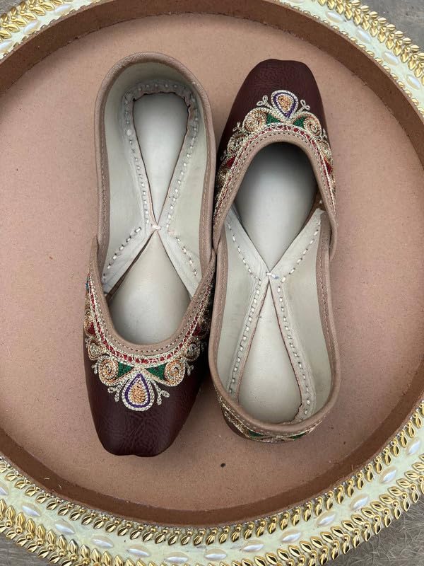 PIND POPPERS Women’s Traditional Ethnic Embroidered Jutti – Handcrafted Punjabi Footwear for Weddings, Festive, and Casual Wear Brown