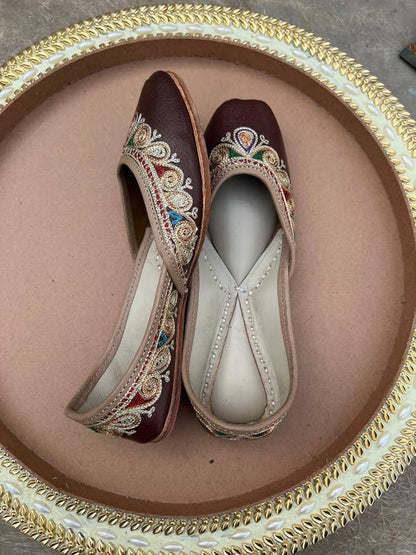PIND POPPERS Women’s Traditional Ethnic Embroidered Jutti – Handcrafted Punjabi Footwear for Weddings, Festive, and Casual Wear Brown