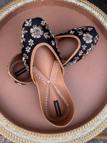 PIND POPPERS Women’s Traditional Ethnic Embroidered Jutti – Handcrafted Punjabi Footwear for Weddings, Festive, and Casual Wear (Black-Silk, UK Footwear Size System, Adult, Women, Numeric,