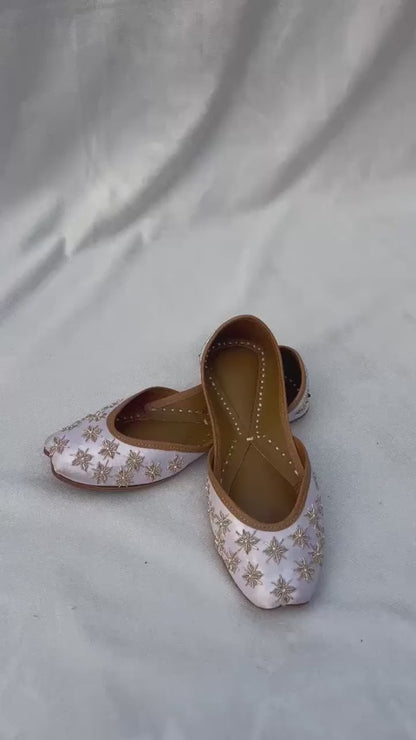 PIND POPPERS Women’s Traditional Ethnic Embroidered Jutti – Handcrafted Punjabi Footwear for Weddings, Festive, and Casual Wear White