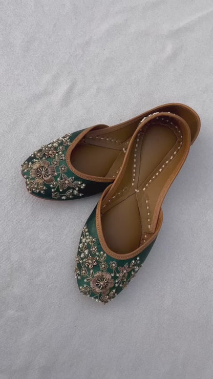 PIND POPPERS Women’s Traditional Ethnic Embroidered Jutti – Handcrafted Punjabi Footwear for Weddings, Festive, and Casual Wear Green