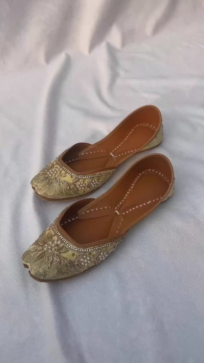 PIND POPPERS Handmade Traditional Punjabi Jutti – Authentic Ethnic Footwear for Women | Comfortable, Stylish, & Versatile Juttis for Every Occasion Golden